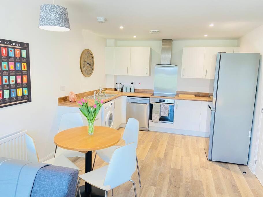 Beautiful, Brand New Apartment! Τσέλτενχαμ Εξωτερικό φωτογραφία